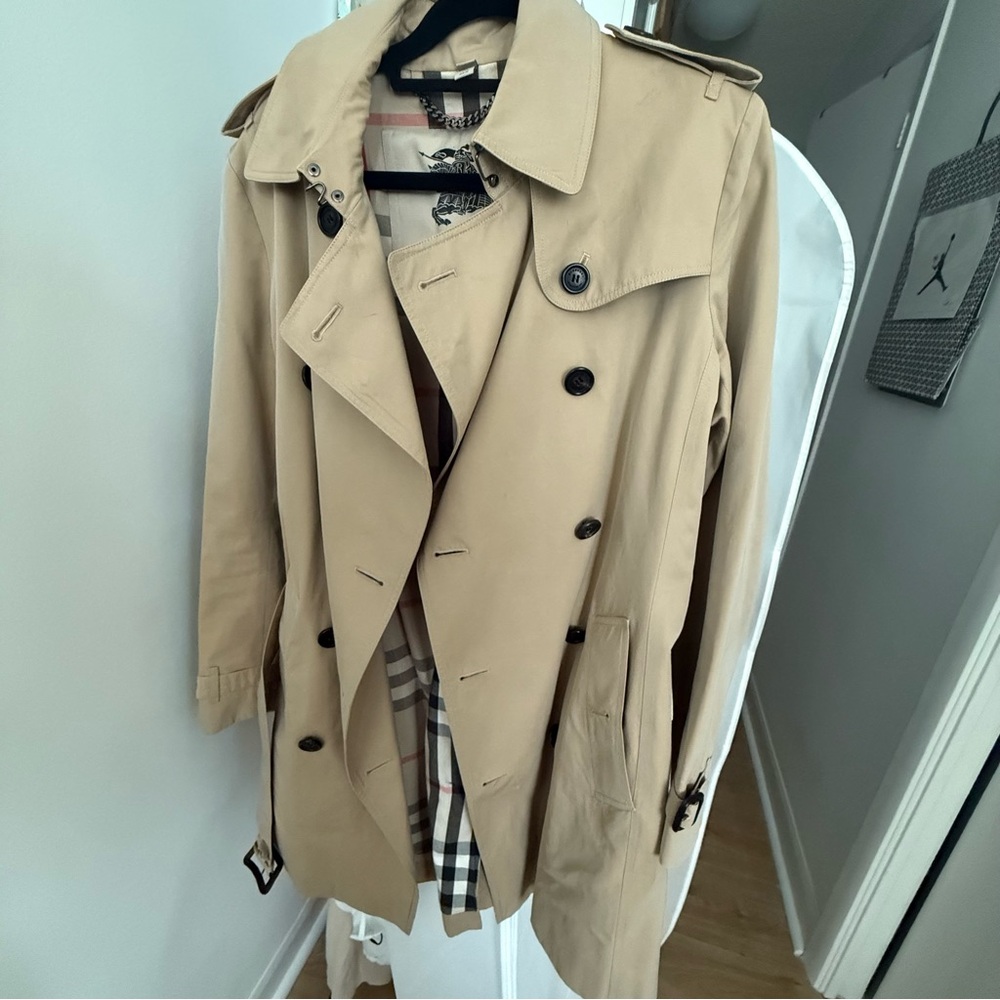 Burberry Kensington Tan Trench Coat with Luxurious Fur Collar - Picture 11 of 16